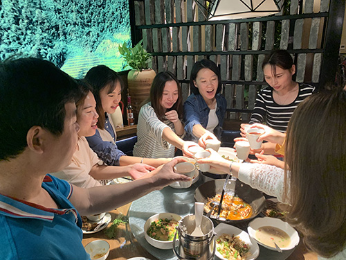 揮手三月，激情四月 戴高樂泳池設備 這不僅是一個簡單的聚餐