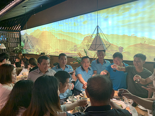 揮手三月，激情四月 戴高樂泳池設備 這不僅是一個簡單的聚餐